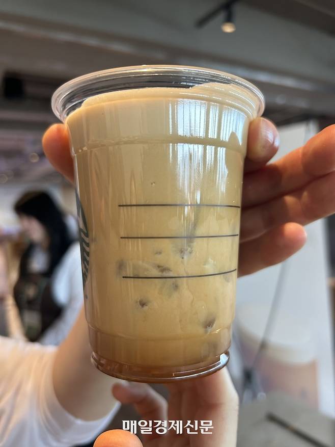 스타벅스 에어로카노 캐스케이딩 비주얼. [변덕호 기자]