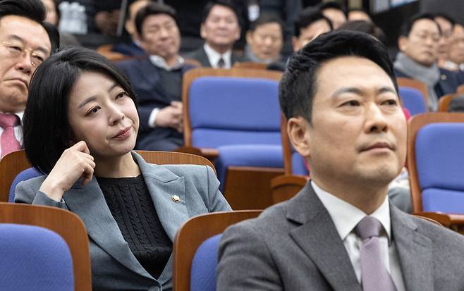 배현진 국민의힘 의원이 23일 서울 여의도 국회에서 열린 의원총회에 참석해 있다. 바로 앞 좌석은 장동혁 대표. [뉴스1]