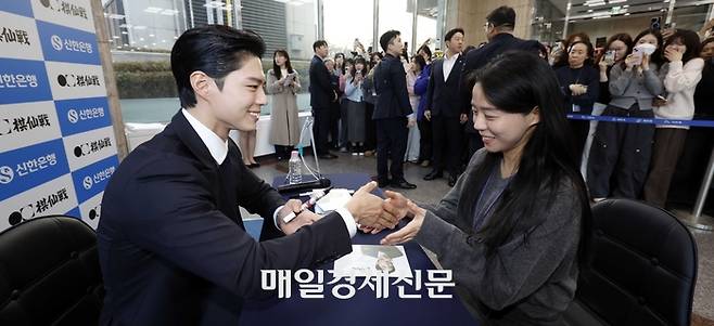 배우 박보검이 25일 서울 신한은행 본사에서 신한은행 세계 기선전 결승 대국에 참석해 팬들과 사인회를 갖고 있다. 2026.2.25 [김호영기자]