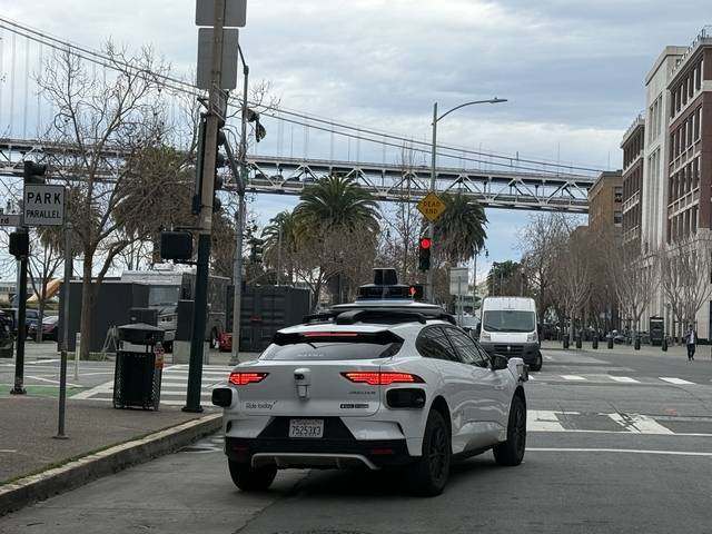 삼성전자의 신제품 스마트폰 ‘갤럭시 S26’ 시리즈는 별도 앱 실행 없이 음성 명령으로 구글의 자율주행 무인 택시 웨이모 등을 호출할 수 있는 AI 에이전트 기능이 고도화될 전망이다. 사진은 미국 샌프란시스코 도심에서 운행 중인 웨이모 차량.