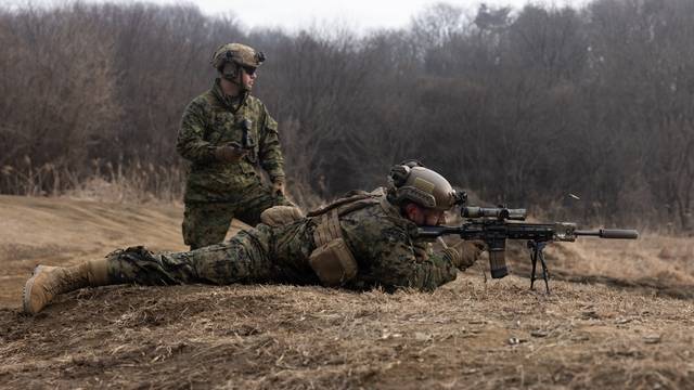 실전같이… 美해병대와 합동훈련  : 미국 해병대가 지난 5일 경기 포천시에 위치한 캠프스토리에서 ‘코리아 바이퍼(Korea Viper)’ 합동훈련을 하고 있다.  주한미군사령부 제공