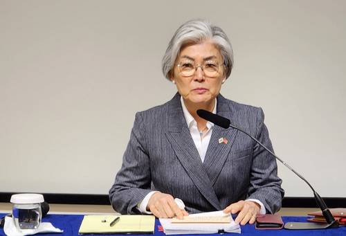 24일(현지시간) 강경화 주미대사가 미국 워싱턴DC 한국문화원에서 열린 한국 특파원단 간담회에서 발언하고 있다. 연합뉴스