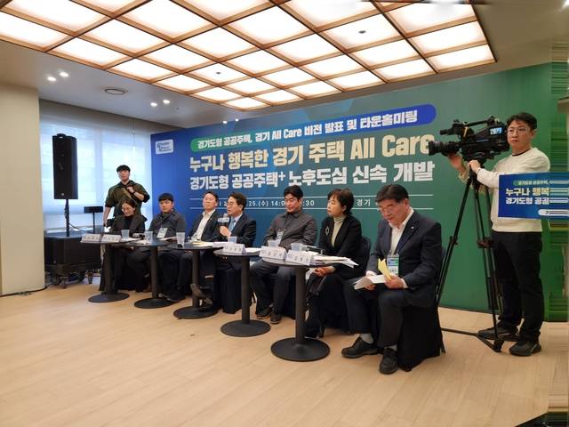 김동연(가운데) 경기지사가 25일 경기 남양주시 다산1동 경기유니티에서 타운홀미팅을 하고 있다. 박성훈 기자