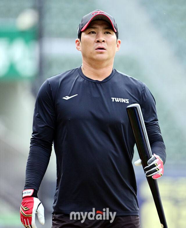 2025년 10월 26일 오후 서울 송파구 잠실야구장에서 열리는 '2025 신한 SOL Bank KBO 한국시리즈 1차전' 한화 이글스와 LG 트윈스의 경기 전 LG 오지환이 훈련을 하고 있다./마이데일리