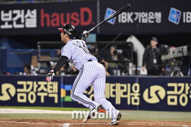 1일 서울 잠실야구장에서 열린 '2025 신한 SOL BANK KBO리그' NC 다이노스와 LG 트윈스 경기. LG 오지환이 2회말 첫 타자로 나와 파울 홈런을 치고 있다./마이데일리