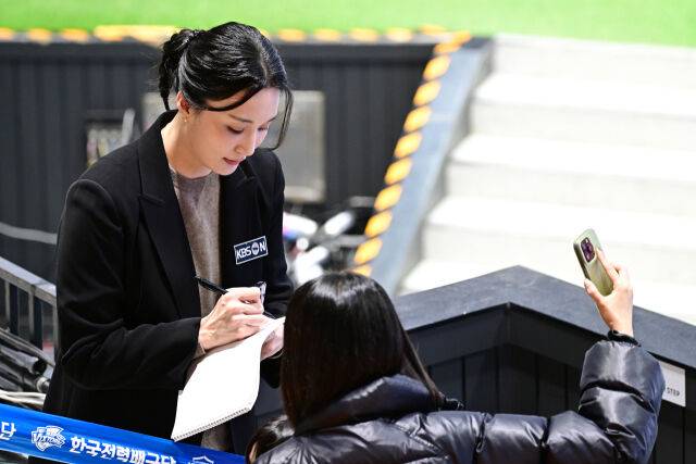 ▲ 경기장을 찾은 팬에게 사인과 사진 촬영을 해주는 표승주. 팬에게는 변함 없는 배구 스타. [사진 = 한국배구연맹(KOVO)]