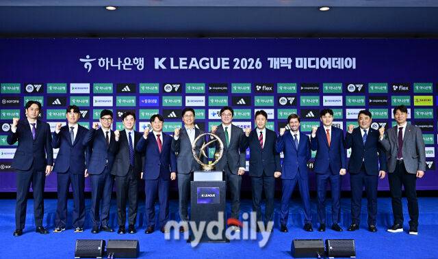 25일 서울 서대문구 스위스 그랜드 호텔에서 하나은행 2026 K리그 개막 미디어데이가 열렸다. 포즈를 취하는 각 팀 감독들.개막 미디어 데이에는 강원 FC (정경호 감독 / 서민우), 김천 상무 (주승진 감독 / 이정택), 전북 현대 모터스 (정정용 감독 / 김태환), 대전 하나 시티즌 (황선홍 감독 / 주민규), 포항 스틸러스(박태하 감독 / 전민광), FC 서울 (김기동 감독 / 김진수), 인천 유나이티드 (윤정환 감독 / 이명주). 울산 HD FC (김현석 감독 / 정승현), 광주 FC (이정규 감독/ 안영규), 안양 FC (유병훈 감독 / 이창용), 제주 SK FC (세르지우 코스타 감독 / 김륜성), 부천 FC (이영민 감독 / 한지호)가 참석해 새 시즌 각오를 밝혔다./한혁승 기자