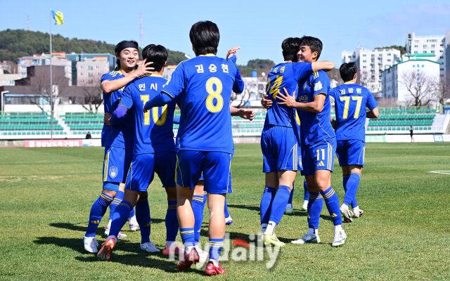 2026년 2월 25일 경상남도 통영공설운동장에서 '약속의 땅 통영, 제62회 춘계대학축구연맹전' 통영기 결승, 울산대학교와 전주대학교의 경기가 열렸다.울산대가 전반전 연속골을 넣고 기뻐하고 있다./통영공설운동장=유진형 기자