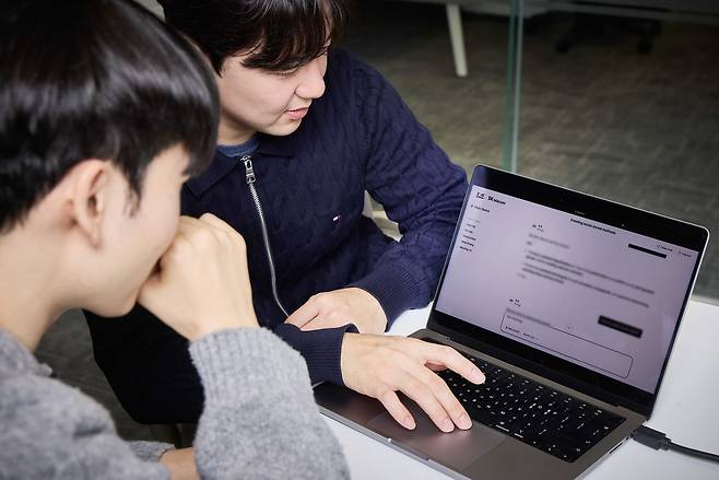 SK텔레콤 직원이 세계 최대 이동통신 전시회 MWC26에서 열릴 글로벌 AI 레드팀 챌린지에 참가할 자체 개발 인공지능(AI) 모델 ‘에이닷엑스 케이원(A.X K1)’을 점검하고 있다. [SK텔레콤 제공]