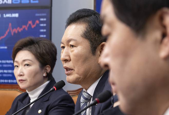 정청래 더불어민주당 정청래 대표가 25일 국회에서 열린 최고위원회의에서 사법개혁안에 대한 강한 의지가 담긴 발언을 하고 있다. [연합]