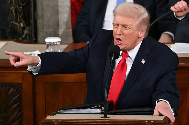 도널드 트럼프 미국 대통령이 24일(현지시간) 워싱턴 D.C.에 있는 미국 국회의사당 하원 회의장에서 국정 연설을 하는 동안 민주당 의원들을 가리키며 “당신들을 스스로를 부끄러워 해야한다”며 비판하고 있다. [AFP]