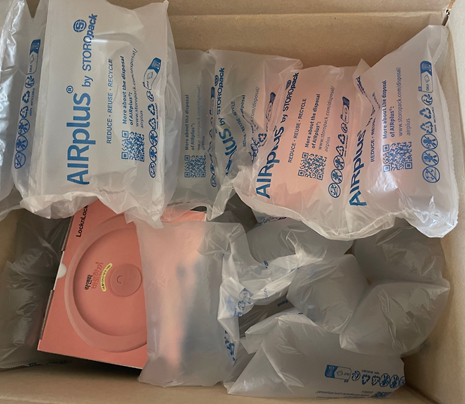 택배 상자에 비닐 완충재가 가득 차 있다.[서울환경연합 제공]