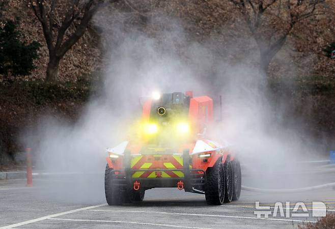 [남양주=뉴시스] 홍효식 기자 = 무인소방로봇이 지난 24일(어제) 오후 경기도 남양주시 수도권119특수구조대에서 열린 현대자동차그룹-소방청 무인소방로봇 기증식에서 시연을 하고 있다. 2026.02.25. yesphoto@newsis.com