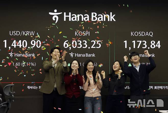 [서울=뉴시스] 김혜진 기자 = 코스피가 장중 6,000을 넘은 25일 오전 서울 중구 하나은행 딜링룸에서 관계자들이 코스피 6000 돌파를 축하하고 있다. 2026.02.25. jini@newsis.com