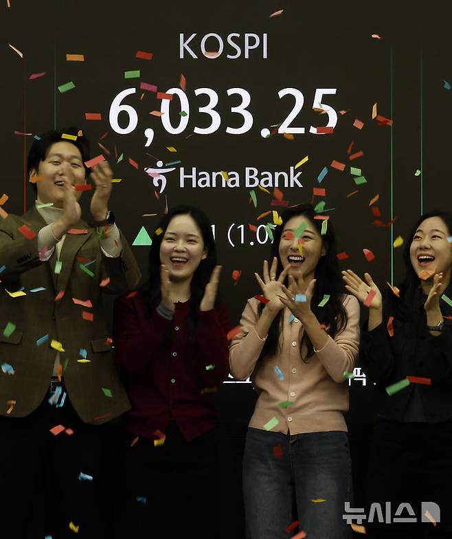 [서울=뉴시스] 김혜진 기자 = 코스피가 장중 6,000을 넘은 25일 오전 서울 중구 하나은행 딜링룸에서 관계자들이 코스피 6000 돌파를 축하하고 있다. 2026.02.25. jini@newsis.com