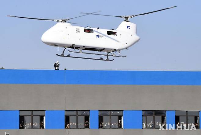 [하얼빈=신화/뉴시스] 중국 하얼빈에서 비행 중인 유나이티드 항공기(United Aircraft)의 보이잉 T1400 탠덤 로터 무인 헬리콥터. *기사 본문과는 무관한 사진. 2025.10.30.