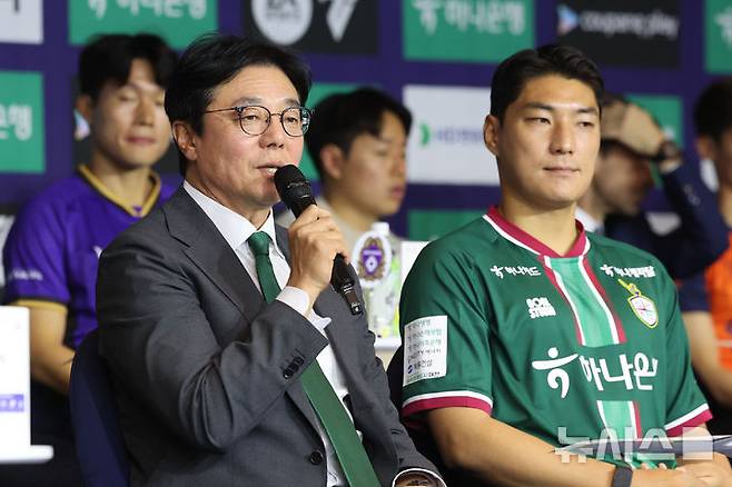 [서울=뉴시스] 권창회 기자 = 황선홍 대전하나시티즌 감독이 25일 서울 서대문구 스위스그랜드호텔에서 열린 2026 K리그1 개막 미디어데이에서 올시즌 각오를 밝히고 있다. 2026.02.25. kch0523@newsis.com