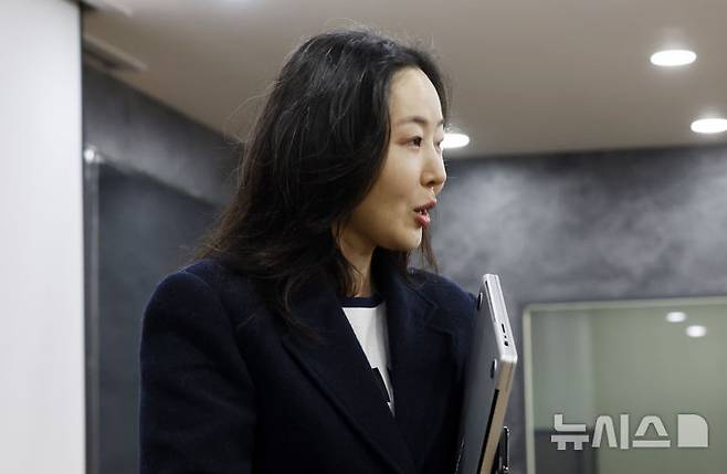 [서울=뉴시스] 김혜진 기자 = 민희진 오케이 레코즈 대표가 25일 서울 종로구 교원 챌린지홀에서 열린 1심 소송 결과와 향후 계획 등 발표를 위한 기자회견에서 발언을 마친 뒤 회견장을 나서고 있다. 2026.02.25. jini@newsis.com