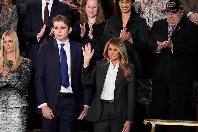 [워싱턴D.C.=AP/뉴시스] 24일(현지 시간) 워싱턴 D.C. 연방의회에서 열린 국정연설에 참석한 이방카 트럼프, 배런 트럼프, 멜라니아 트럼프 여사의 모습(맨 아래 왼쪽부터). 2026.02.25.