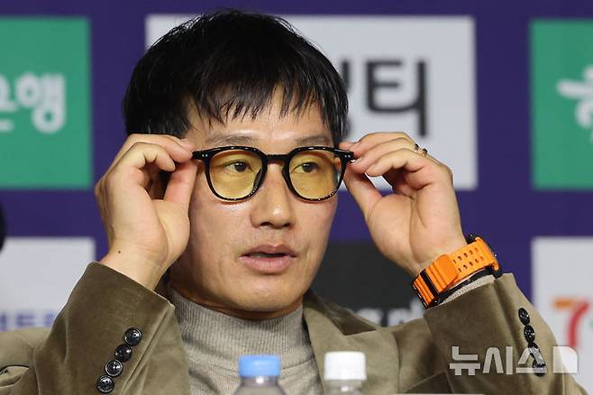 [서울=뉴시스] 권창회 기자 = 이정효 수원삼성 블루윙즈 감독이 25일 서울 서대문구 스위스그랜드호텔에서 열린 2026 K리그2 개막 미디어데이에서 안경을 고쳐쓰고 있다. 2026.02.25. kch0523@newsis.com