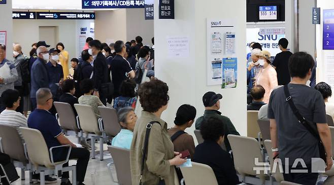 [서울=뉴시스]  クォン・チャンフェ記者=写真は昨年9月24日午前、ソウル鍾路区ソウル大病院が患者たちで賑わっている姿。 2025.09.24。 kch0523@newsis.com