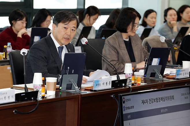 [세종=뉴시스]  シザンはイ・ヒョンフン保健福祉部2次官が25日第4次健康保険政策審議委員会を駐在して発言している姿。 （写真＝福祉省提供）2026.02.25。 photo@newsis.com *再販およびDB禁止