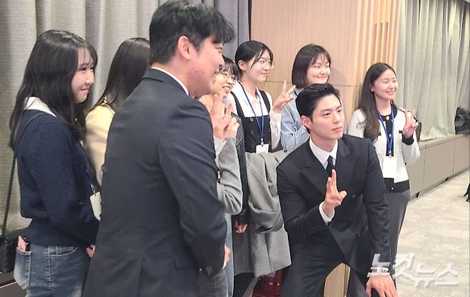 바둑 국가대표 선수들과 박보검(사진 왼쪽에서 두번째). 동규기자