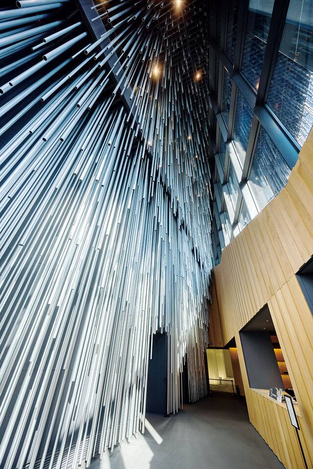 로비에서 알루미늄 파이프를 올려다보면 빛이 쏟아지는 숲 같은 느낌이 든다.