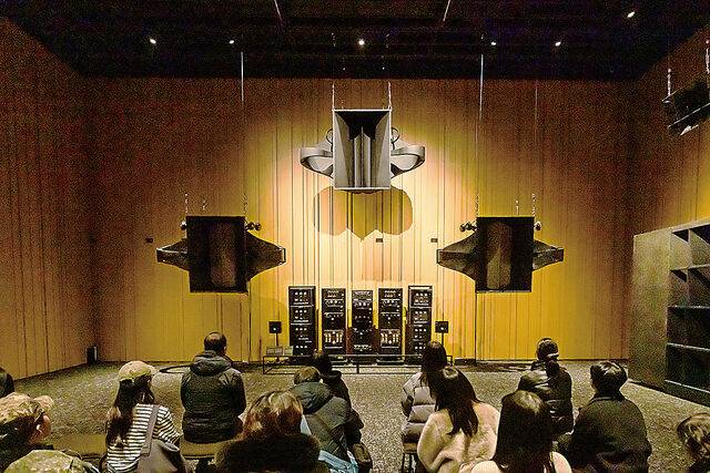 극장용 오디오시스템이 있는 청음 공간.