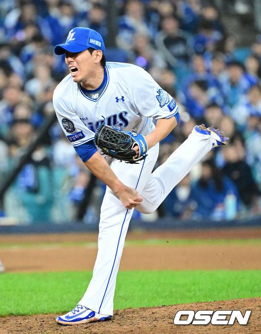 [OSEN=대구, 최규한 기자] 22일 대구 삼성라이온즈파크에서 ‘2025 신한 SOL Bank KBO리그’ 포스트시즌 플레이오프 4차전 삼성 라이온즈와 한화 이글스의 경기가 열렸다.삼성은 원태인, 한화는 정우주를 선발로 내세웠다.9회초 마운드에 오른 삼성 투수 김재윤이 힘차게 공을 뿌리고 있다. 2025.10.22 / dreamer@osen.co.kr