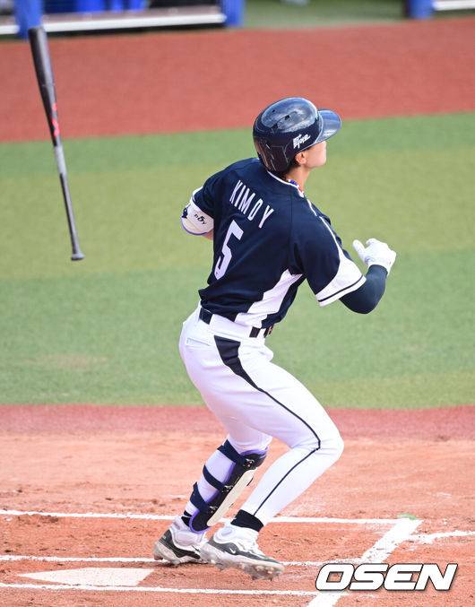 [OSEN=오키나와(일본), 최규한 기자] 2026 WBC(월드베이스볼클래식)를 준비하는 대한민국 야구 대표팀이 23일 일본 오키나와 가데나 야구장에서 프로야구 한화 이글스와 연습경기를 펼쳤다. 야구 대표팀은 오키나와에서 국내 팀들과 6차례 연습경기를 치르며 전력을 끌어올릴 예정이다.5회초 1사 주자없는 상황  대표팀 김도영이 오른쪽 안타를 날리고 있다. 2026.02.23 / dreamer@osen.co.kr