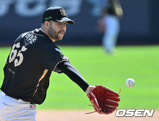 [OSEN=수원, 조은정 기자]21일 수원 KT위즈파크에서 ‘2025 신한 SOL Bank KBO리그’ KT 위즈와 삼성 라이온즈의 경기가 열렸다. KT는 외국인 투수 헤이수스를, 삼성은 양창섭을 선발투수로 내세웠다.1회초 KT 헤이수스가 피칭을 준비하고 있다. 2025.09.21 /cej@osen.co.kr