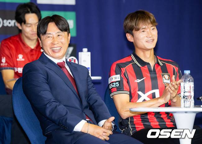 [OSEN=박준형 기자] 25일 서울 서대문구  스위스그랜드 호텔 컨벤션센터에서  하나은행 K리그 2026 개막 미디어데이가 진행됐다.프로축구 K리그 29개 구단이 새 시즌 개막을 앞두고 저마다 당찬 출사표를 던졌다. FC서울 김기동 감독과 김진수가 미소 짓고 있다.   2026.02.25 / soul1014@osen.co.kr