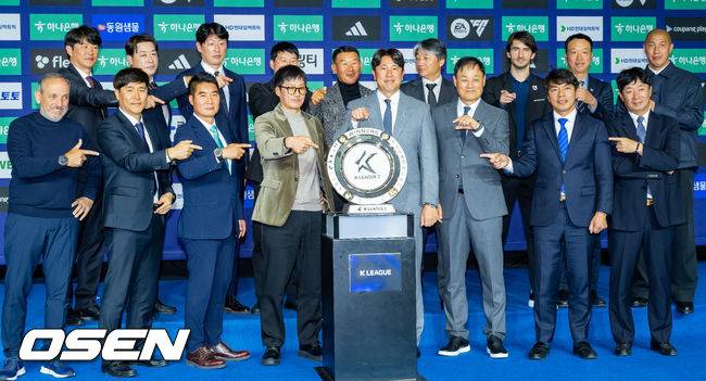 [OSEN=박준형 기자] 25일 서울 서대문구  스위스그랜드 호텔 컨벤션센터에서 하나은행 K리그 2026 개막 미디어데이(2부 K리그2)가 진행됐다.프로축구 K리그 29개 구단이 새 시즌 개막을 앞두고 저마다 당찬 출사표를 던졌다. K리그2 구단 감독들이 포즈를 취하고 있다.  2026.02.25 / soul1014@osen.co.kr