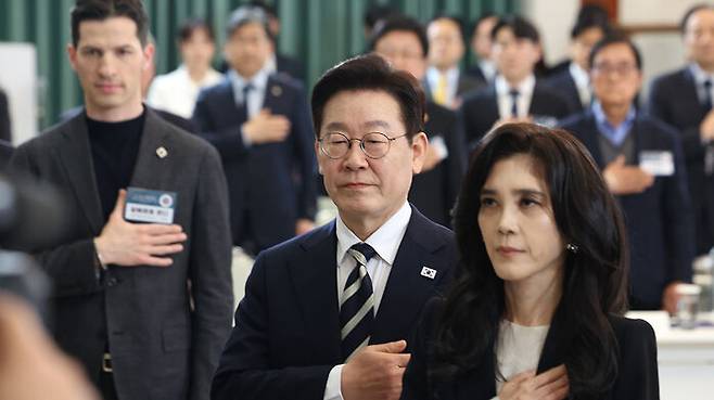 오른쪽부터 이부진 한국방문의해위원장, 이 대통령, 알베르토 몬디 주한이탈리아 상공회의소 부회장