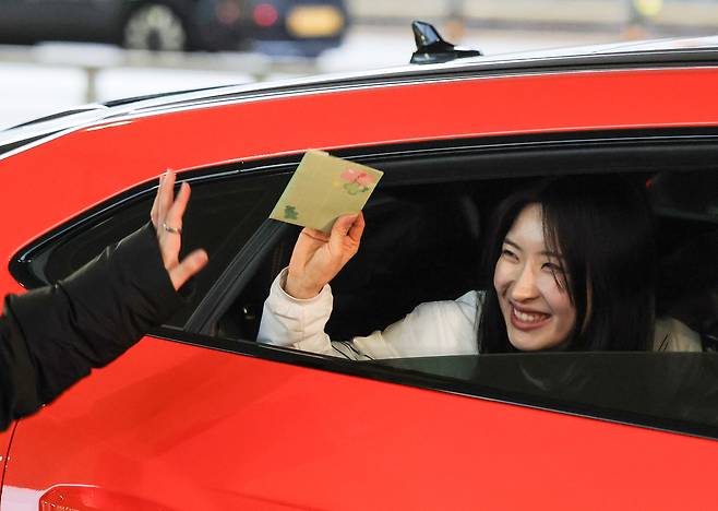 2026 밀라노·코르티나담페초 동계올림픽 쇼트트랙 2관왕 김길리가 24일 인천국제공항 제2여객터미널을 통해 귀국 뒤 스포츠카를 타고 공항을 출발하고 있다. 영종도=연합뉴스