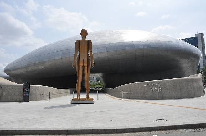 각기 다른 형태의 알루미늄 패널이 조합된 DDP의 외관.