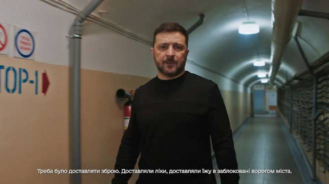 볼로디미르 젤렌스키 우크라이나 대통령은 러시아의 침공 4주년인 24일(현지시간) 수도 키이우 반코바 모처 지하벙커에서 대국민 메시지를 발표하고 있다. 2026.2.24 우크라 대통령실