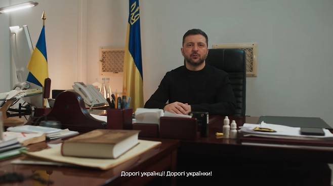 볼로디미르 젤렌스키 우크라이나 대통령은 러시아의 침공 4주년인 24일(현지시간) 수도 키이우 반코바 모처 지하벙커에서 대국민 메시지를 발표하고 있다. 2026.2.24 우크라 대통령실