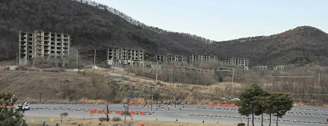 2009년 부터 공사가 중단된 채 흉물로 방치중인 파주 통일동산 내 휴양 콘도미니엄 모습.