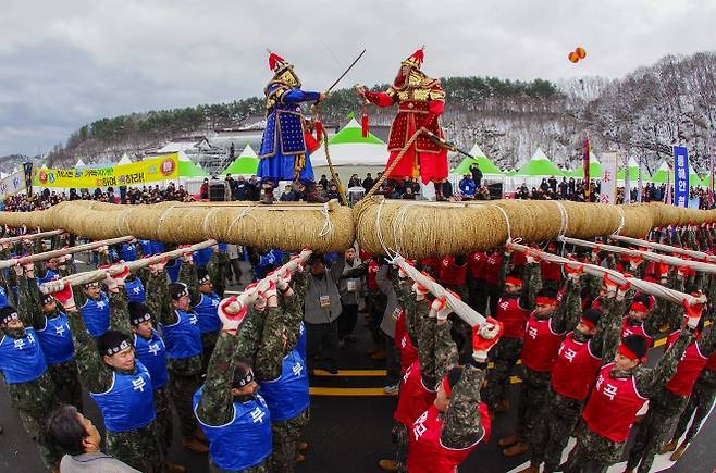 강원 삼척 정월대보름제가 27일부터 다음 달 1일까지 사흘간 시내 전역에서 열린다. 사진은 축제의 백미인 기줄다리기 모습. 서울신문 DB