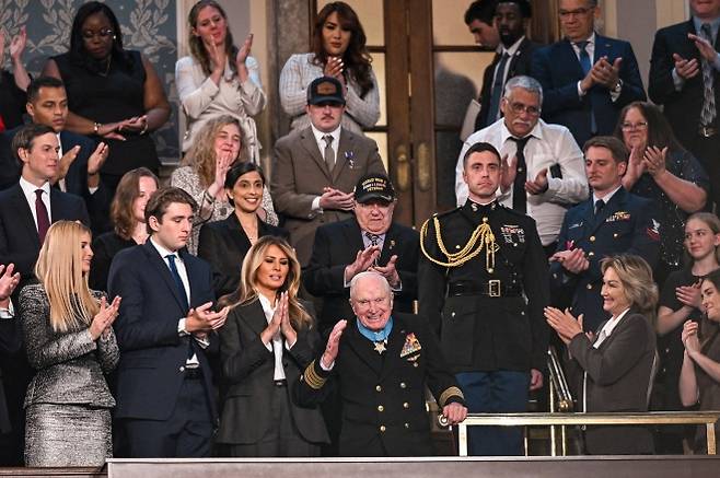 지난 24일 워싱턴 D.C. 미국 국회의사당 하원 회의장에서 한국전쟁 참전용사인 로이스 윌리엄스가 명예 훈장을 받았다. AP 연합뉴스