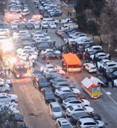 24일 오전 6시 18분쯤 은마아파트 8층에서 화재가 발생해 집 안에 있던 17살 예비 여고생이 숨지고, 일가족 2명 등 3명이 다쳤다. 일각에서는 스프링클러 미설치 등 노후한 은마아파트의 부실한 소방시설과 소방차 진입 공간 부재 등이 피해를 키웠다고 지적한다. 사진은 화재 당일 이중·삼중 주차 차량에 막혀 진입에 어려움을 겪고 있는 소방차 모습. 2026.2.24 JTBC 보도화면