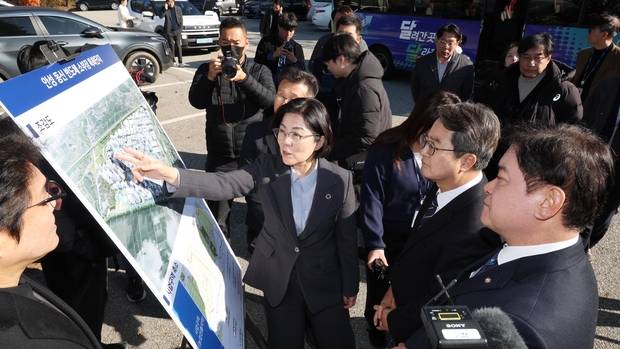 안성 동신 반도체 소부장 특화단지 현황 설명하는 김보라 시장 : 사진 제공 = 안성시