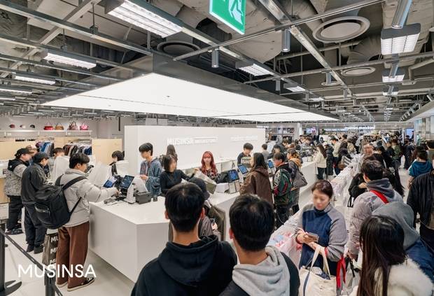 무신사 메가스토어 용산에서 고객들이 쇼핑하고 있다. 사진 제공=무신사