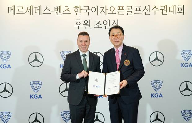 마티아스 바이틀(왼쪽) 메르세데스-벤츠 코리아 대표이사와 정창기 대한골프협회 부회장이 25일 한국여자오픈 타이틀 스폰서 조인식 후 협약서를 들어 보이고 있다. 사진 제공=대한골프협회