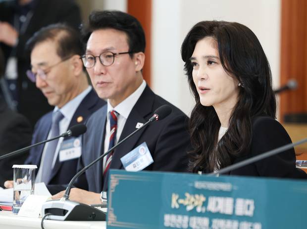 이부진(맨 오른쪽) 한국방문의해위원장이 25일 청와대에서 이재명 대통령 주재로 열린 확대국가관광전략회의에서 발언하고 있다. 연합뉴스