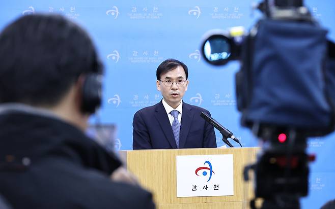 감사원 사회복지 감사국 제3과 정진수 과장이 2월23일 서울 종로구 감사원 기자실에서 ‘코로나19 대응 실태 진단 및 분석’ 주요 감사결과에 대한 브리핑을 하고 있다. ⓒ연합뉴스