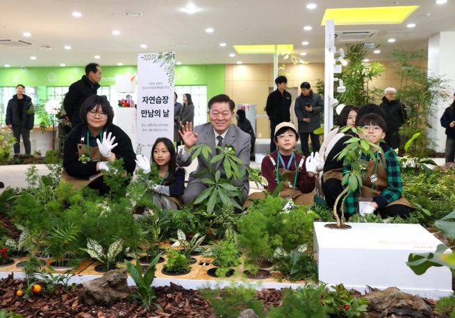 박승원 광명시장(사진 중앙)이 25일 광명시청소년수련관 1층에서 열린 청소년 인생정원 '자연습장' 개소식에 참석해 청소년들과 기념사진을 촬영하고 있다. ⓒ광명시 제공