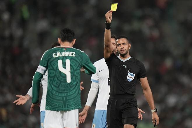 멕시코는 올해 6월 열릴 북중미월드컵을 앞두고 주장 알바레스(앞)가 소속팀서 주전 경쟁에 밀린데다 최근 수술대에도 올라 걱정이 깊어지고 있다. AP뉴시스